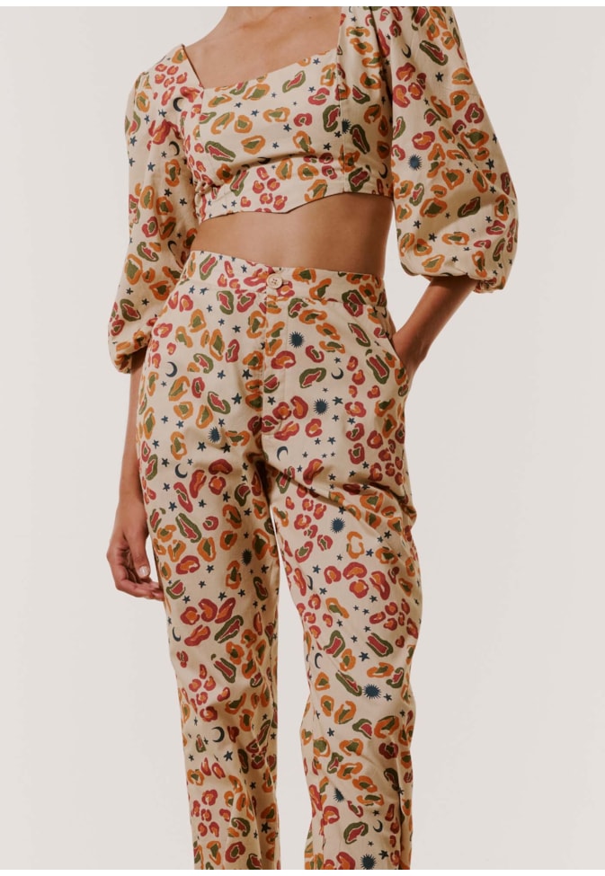 Calça Reta Detalhe Barra Estampada Onça Pintada