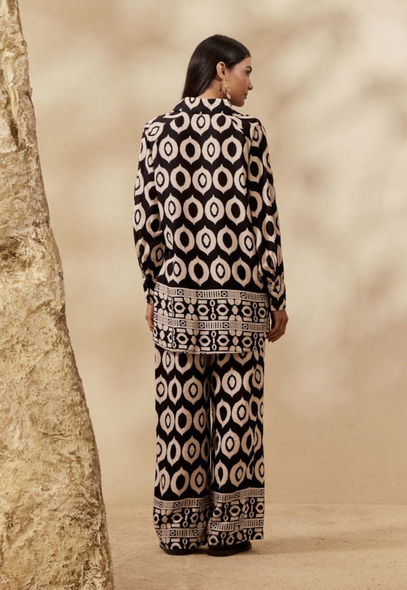 Calça Reta Estampada Cacau Peruano Vista Traseira