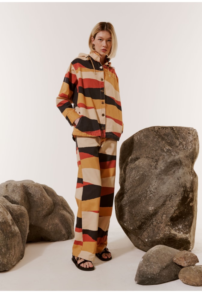 Calça Sarja Estampada Relevo