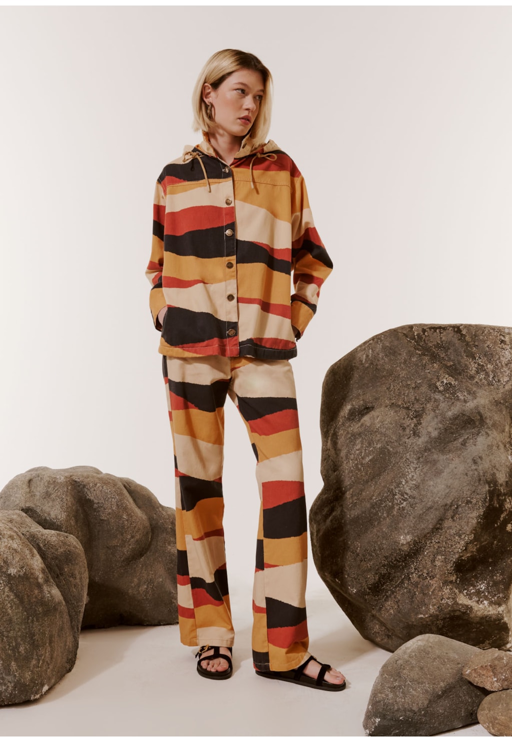 Calça Sarja Estampada Relevo