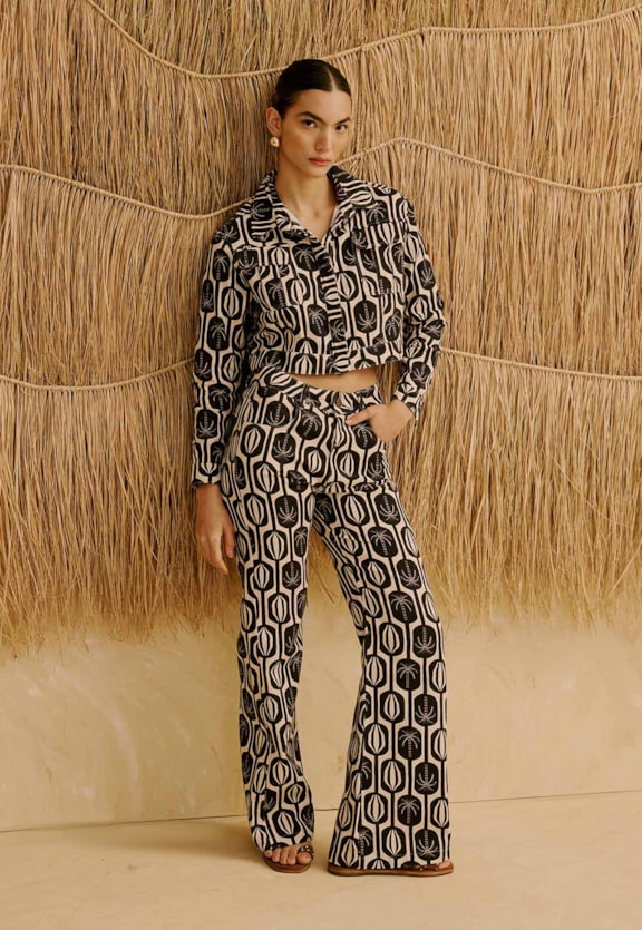 Calça Sarja Flare Estampada Cacau Palmer Vista Frontal