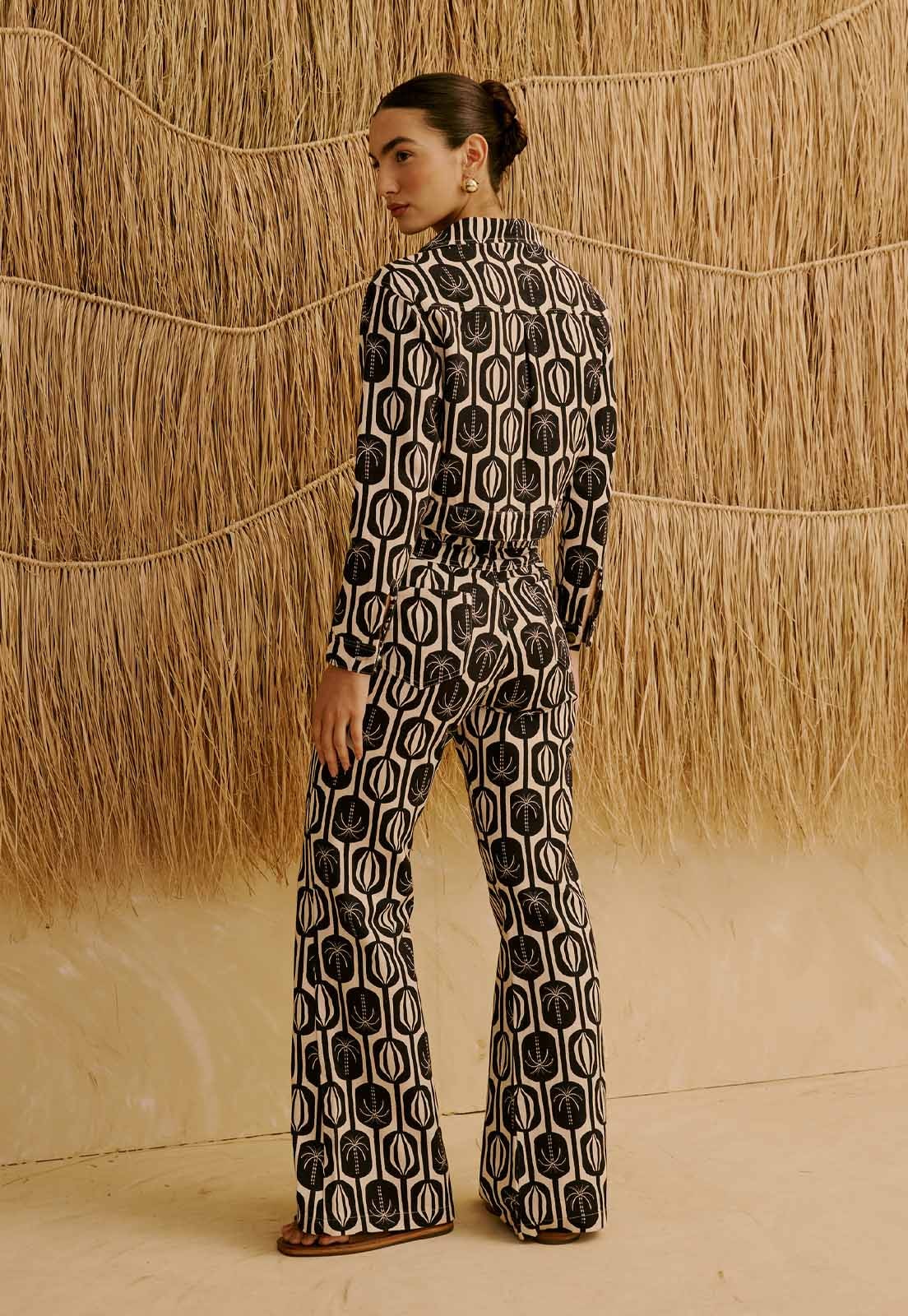 Calça Sarja Flare Estampada Cacau Palmer Vista Traseira