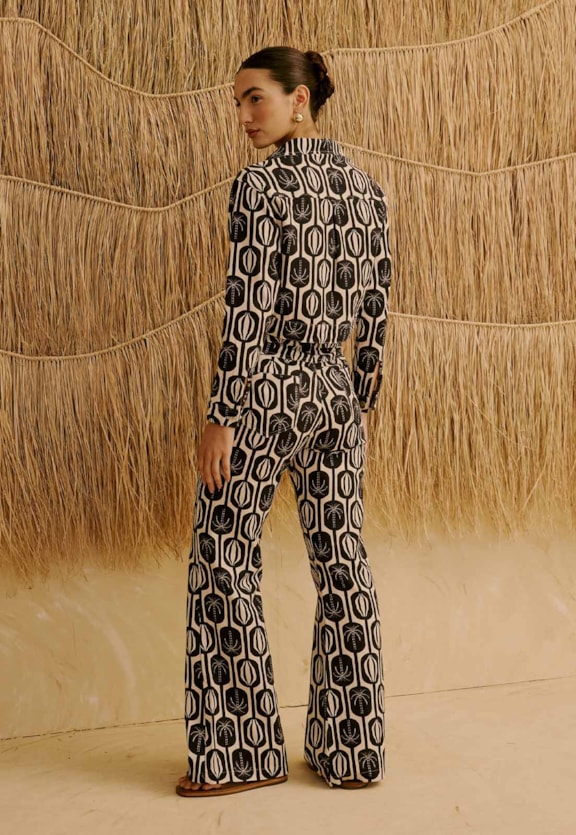 Calça Sarja Flare Estampada Cacau Palmer Vista Traseira