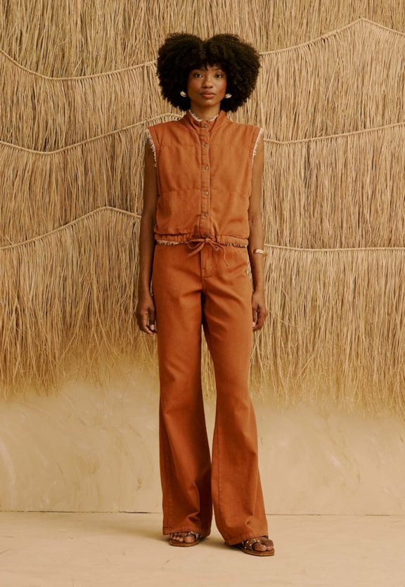 Calça Sarja Flare Lisa Vista Frontal