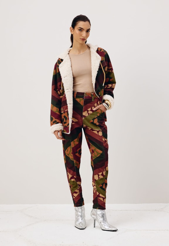 Calça Sarja Recortes Bolso Estampada Leon Vista Traseira