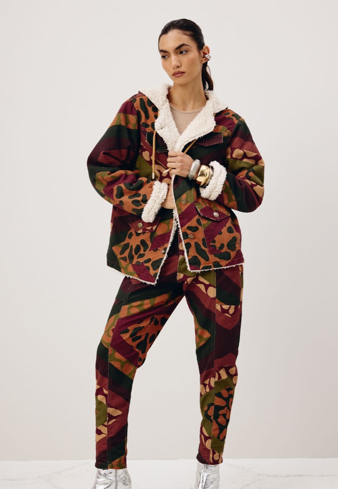 Calça Sarja Recortes Bolso Estampada Leon