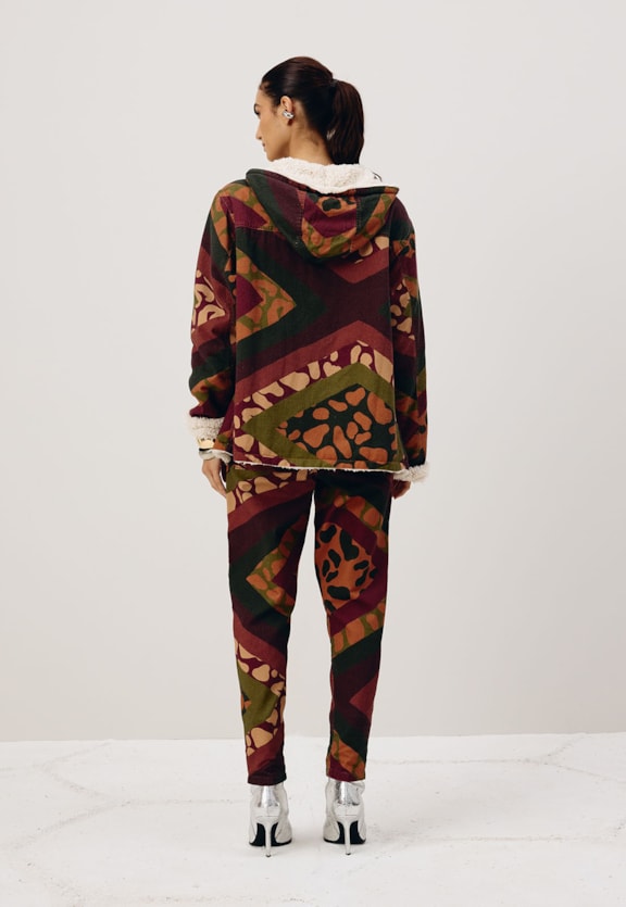 Calça Sarja Recortes Bolso Estampada Leon Vista Frontal