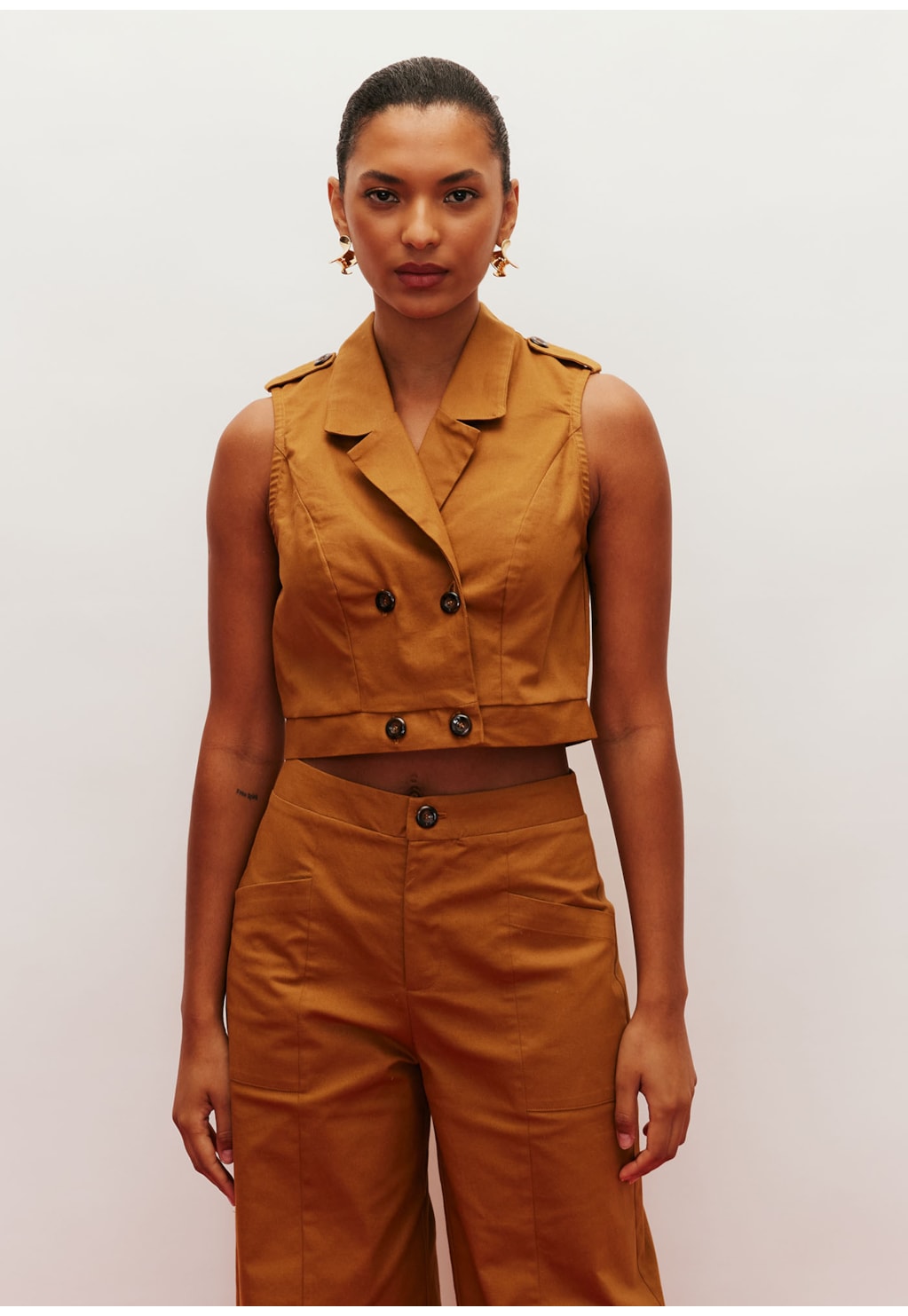 Calça Wide Leg Recortes Bolso