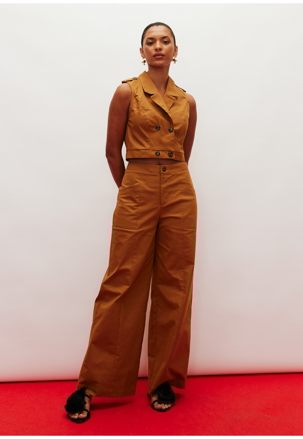 Calça Wide Leg Recortes Bolso