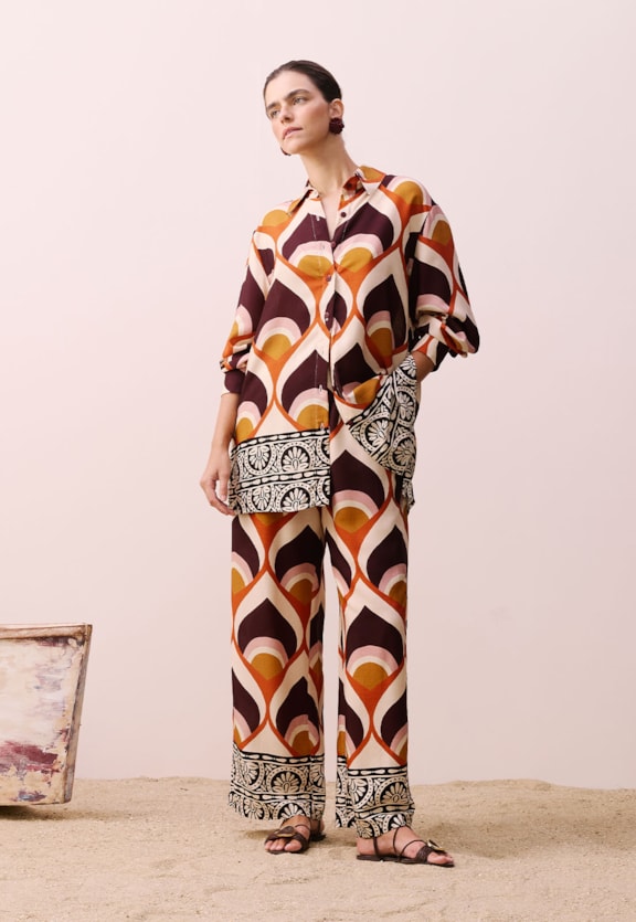 Camisa Alongada Estampada Ponta do Muretá Vista Traseira