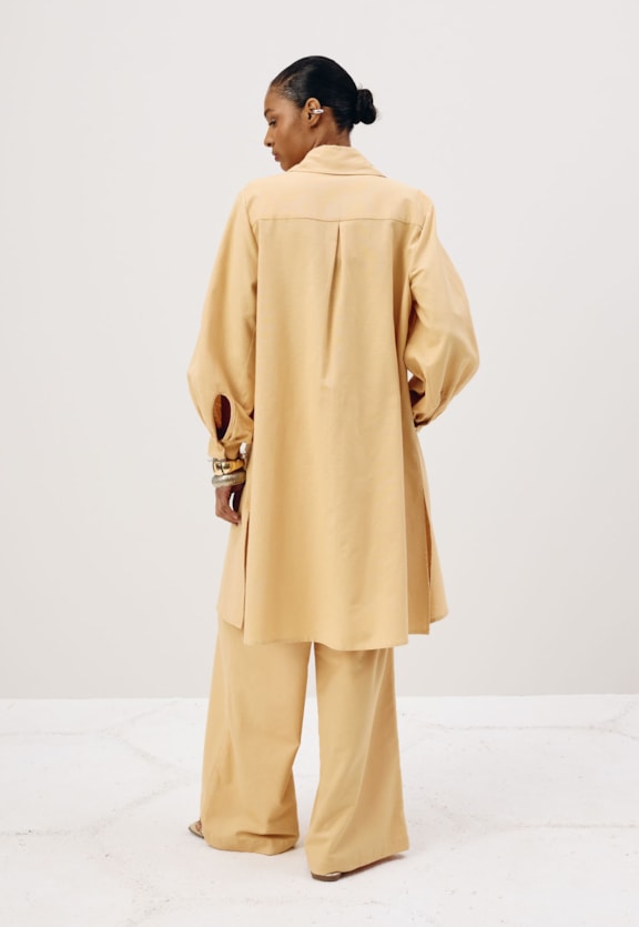 Camisa Botões Alongada Vista Traseira