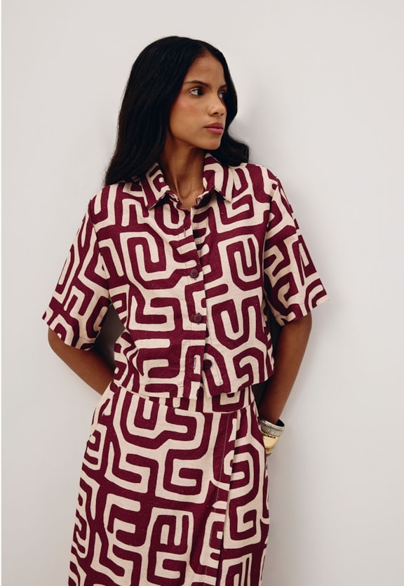 Camisa Cropped Estampada Yala Vermelho Vista Frontal