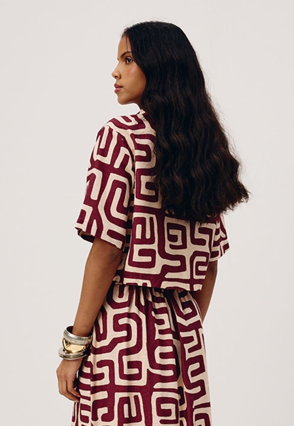 Camisa Cropped Estampada Yala Vermelho Vista Traseira