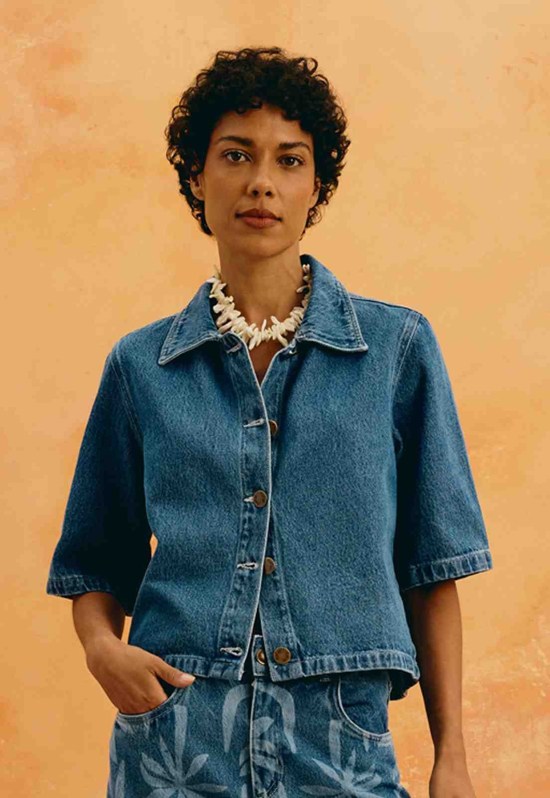 Camisa Jeans Estampa Laser Coqueiro  Vista Traseira