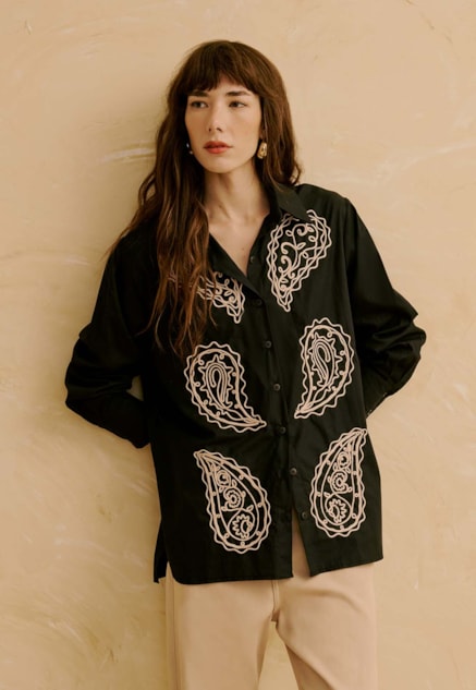 Camisa Oversized com Bordado Cachemire Vista Frontal