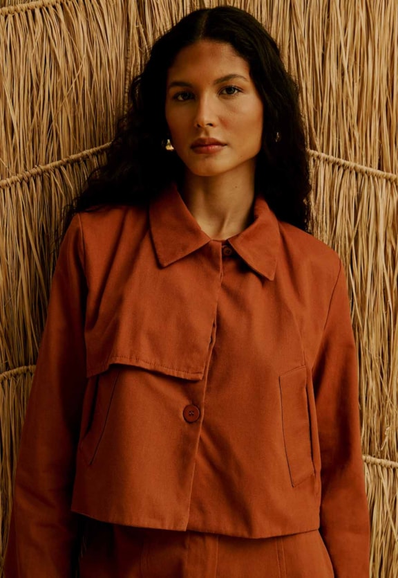 Casaco Liso Com Capa Vista Frontal