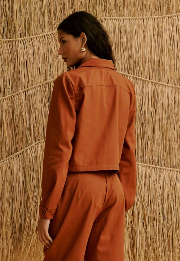 Casaco Liso Com Capa Vista Traseira