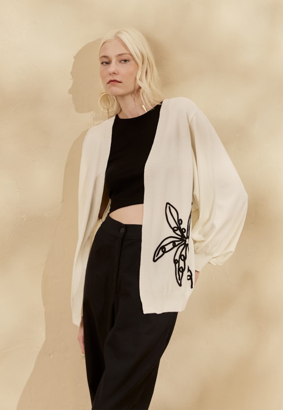 Casaco Tricot Bordado Vista Frontal