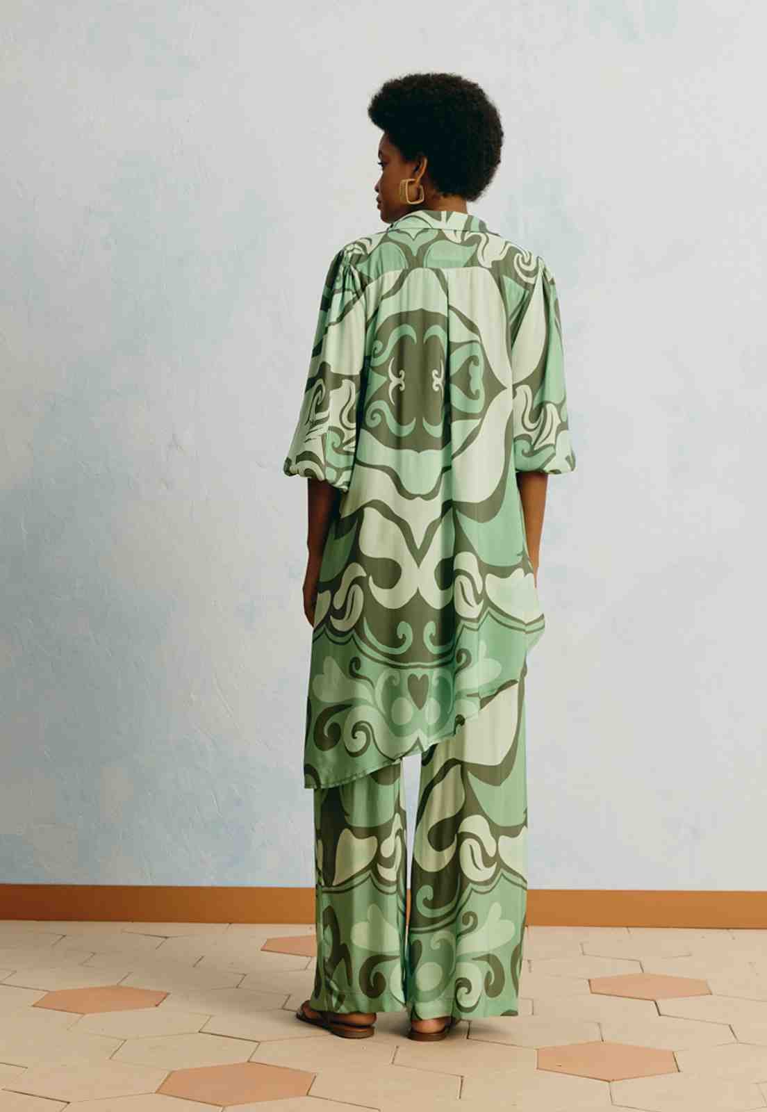 Chemise Assimétrica Estampada Nativa Vista Traseira