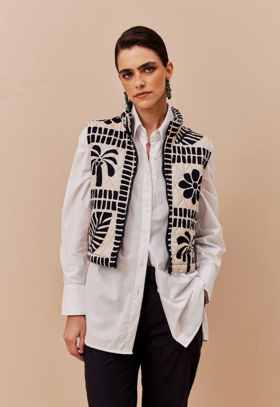 Colete Puffer Matelassê Estampado Pucara Vista Frontal