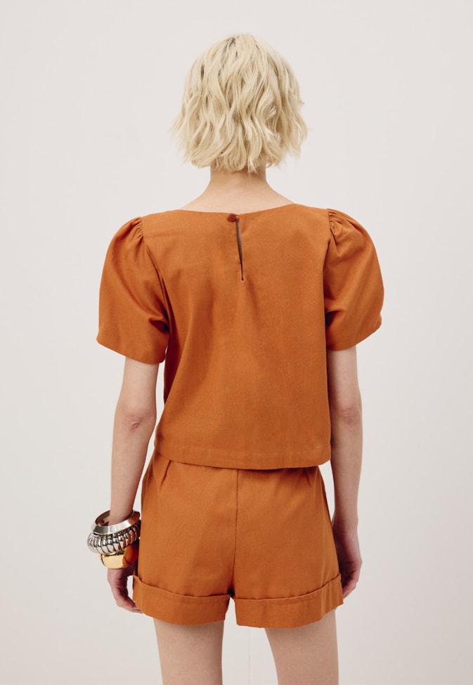 Cropped Alongada Manga Curta Prega