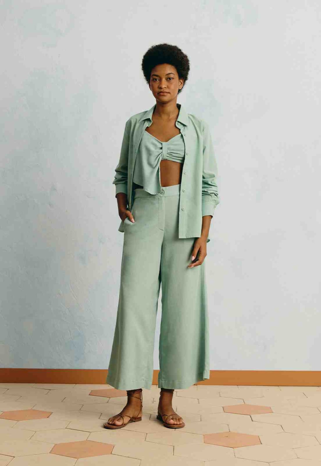 Cropped Liso Detalhe Cascata