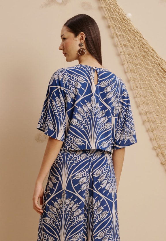 Cropped Manga Ampla Estampado Miriti Vista Traseira