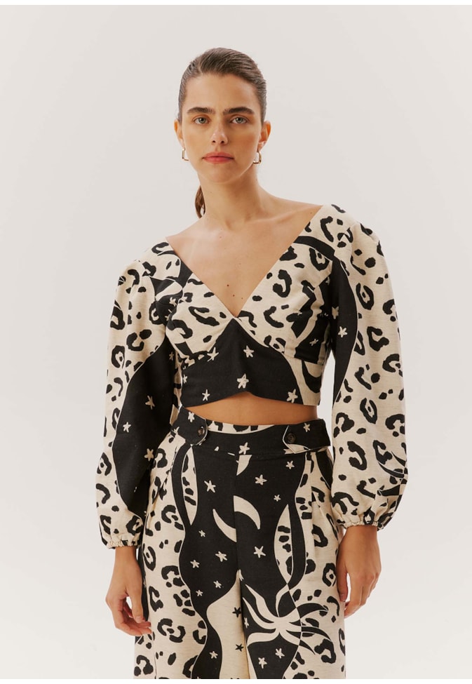 Cropped Recortes Busto com Manga Estampado Savana