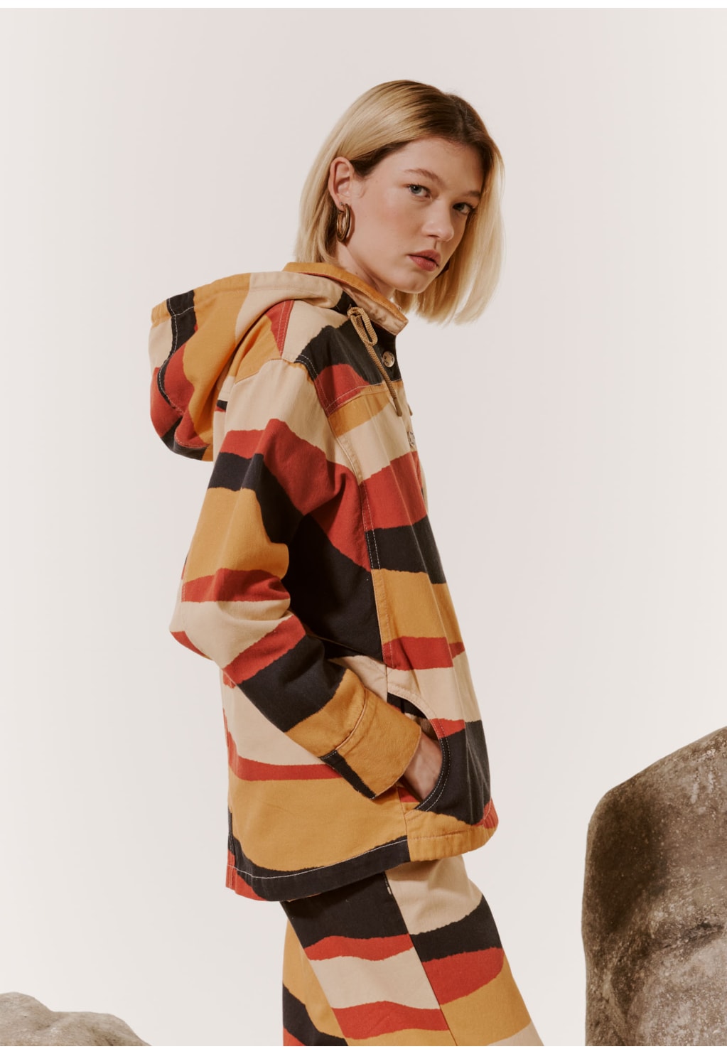 Jaqueta Alongada Sarja Estampada Relevo