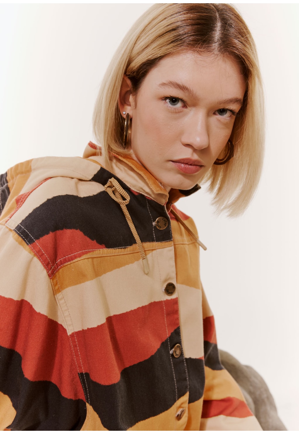 Jaqueta Alongada Sarja Estampada Relevo