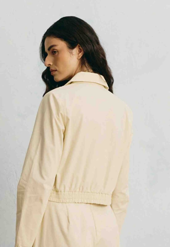 Jaqueta Cropped Bolsos Vista Traseira