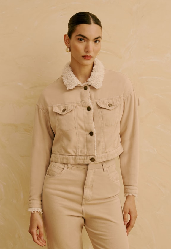 Jaqueta Cropped Sarja Sherpa Vista Frontal