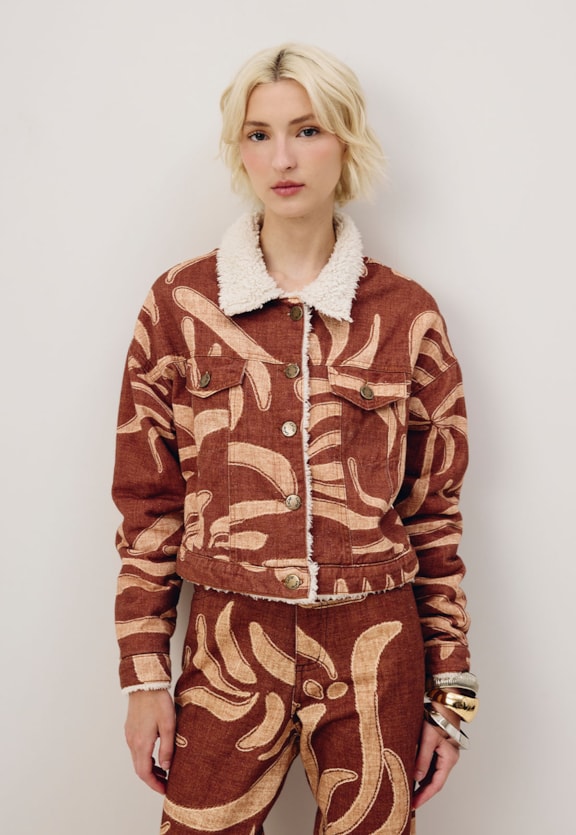 Jaqueta Cropped Sarja Sherpa Estampada Yucca Vista Frontal