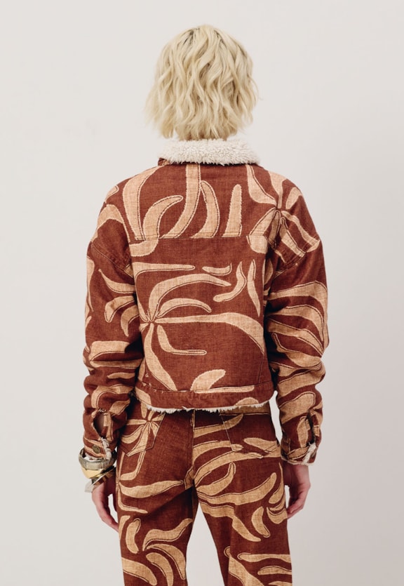 Jaqueta Cropped Sarja Sherpa Estampada Yucca Vista Traseira