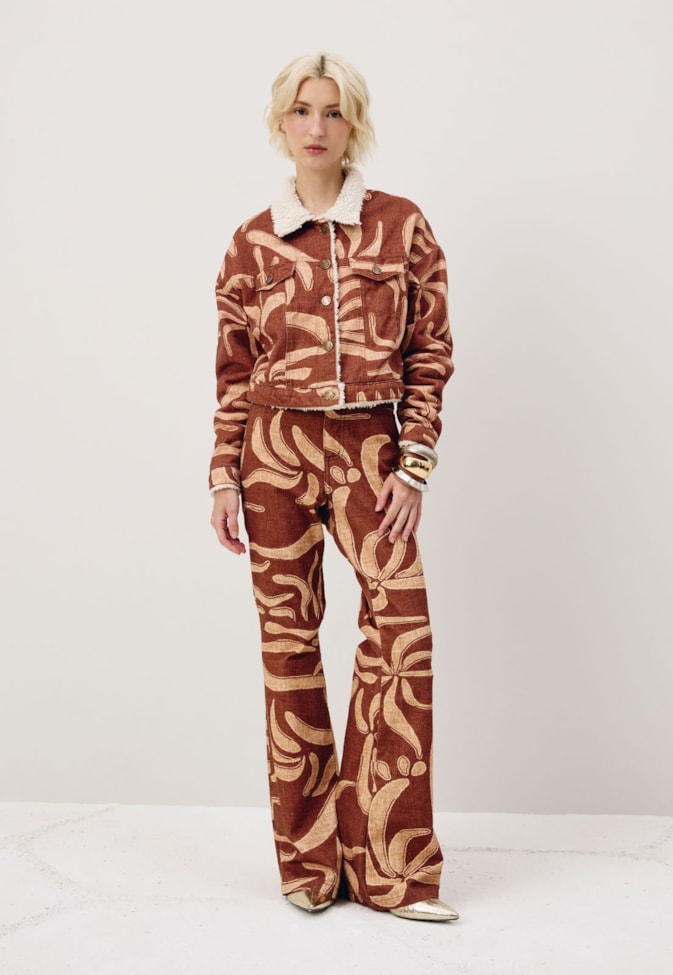 Jaqueta Cropped Sarja Sherpa Estampada Yucca