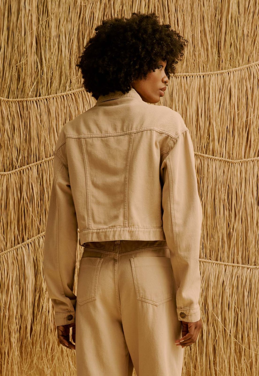 Jaqueta Lisa em Sarja com Recortes 