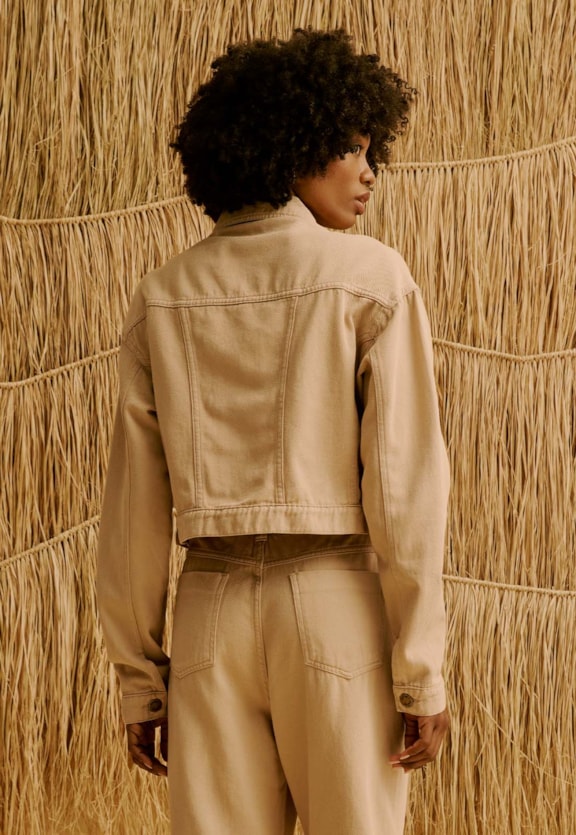 Jaqueta Lisa em Sarja com Recortes  Vista Traseira