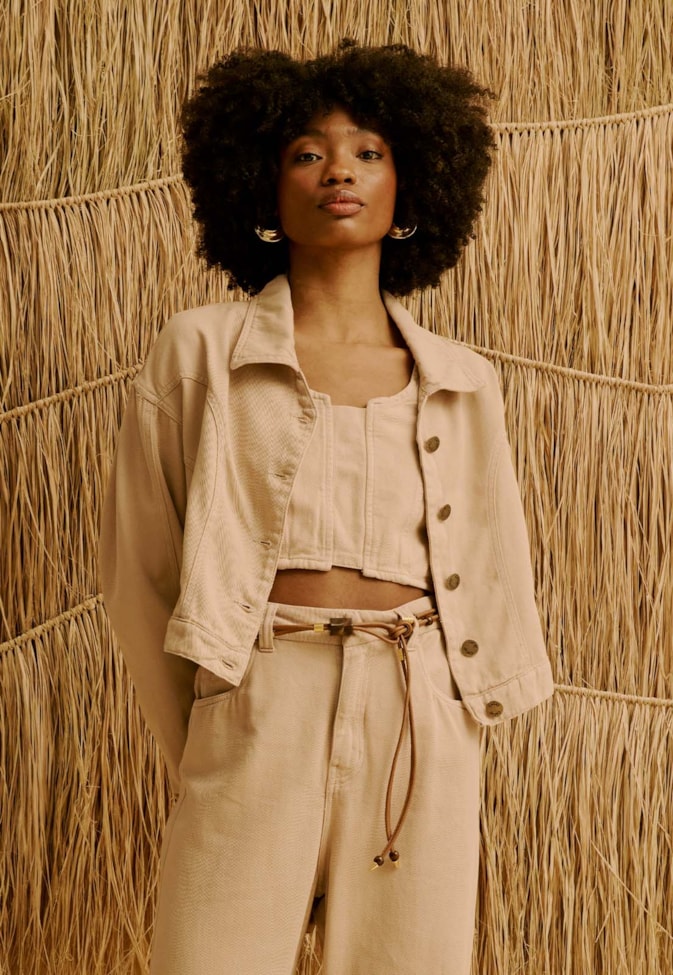 Jaqueta Lisa em Sarja com Recortes 