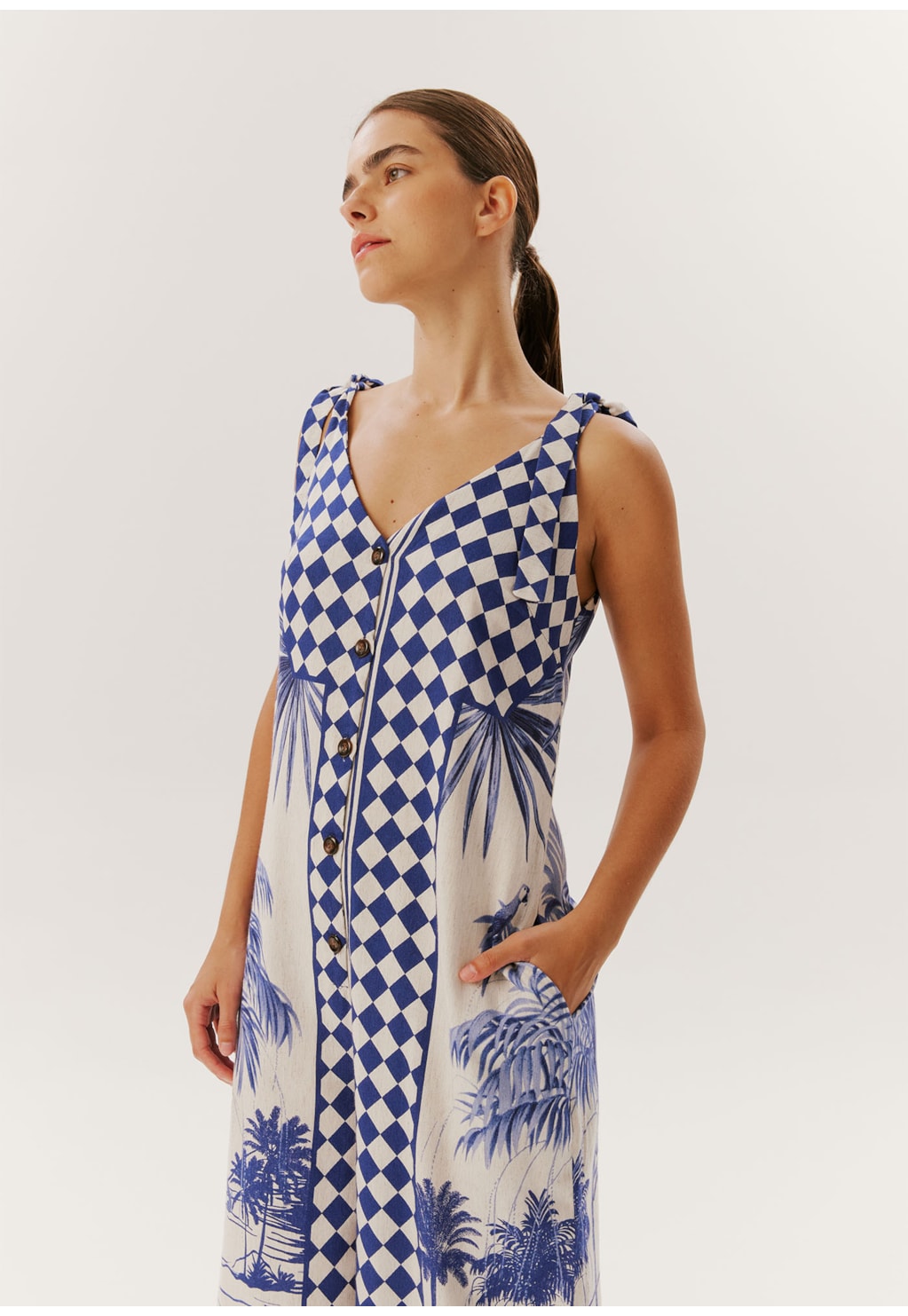 Macacão Amplo com Botões e Alça Laço Estampado Cartagena