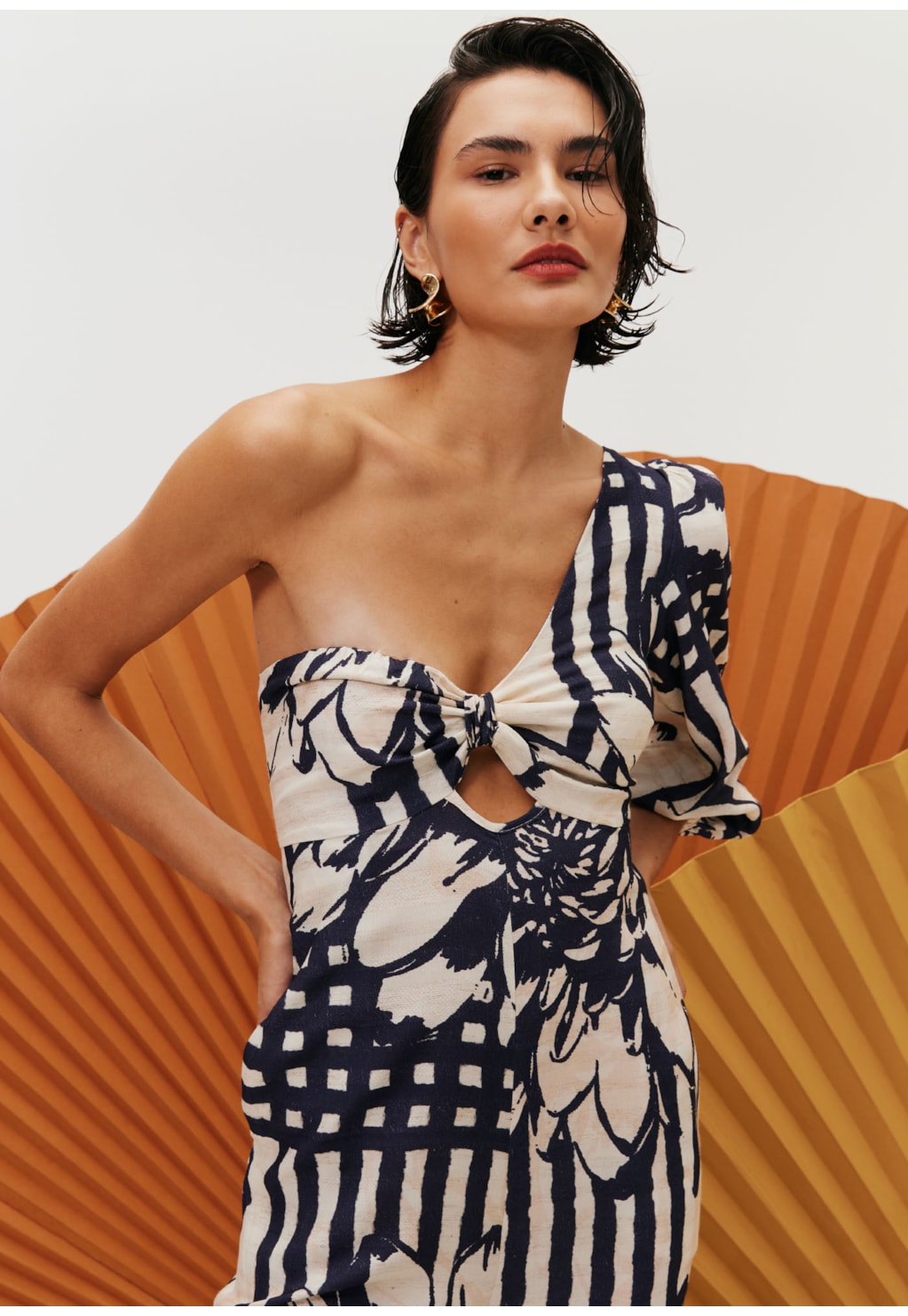 Macacão Amplo Ombro Só Busto Estampado Bolero