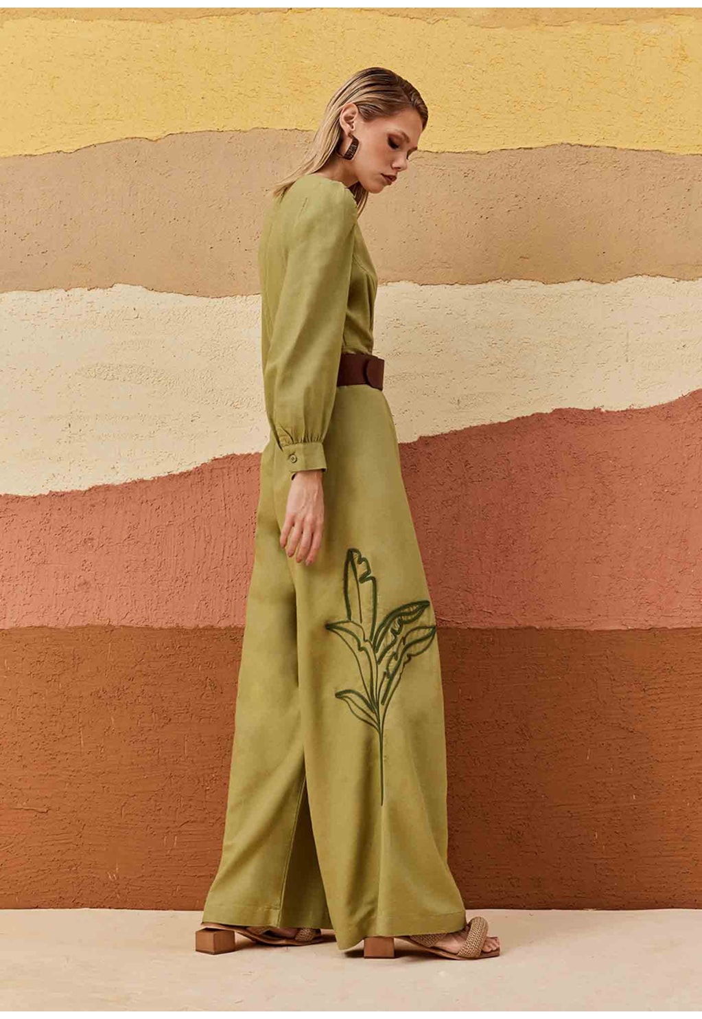 Macacão Bordado Palmeira Lateral