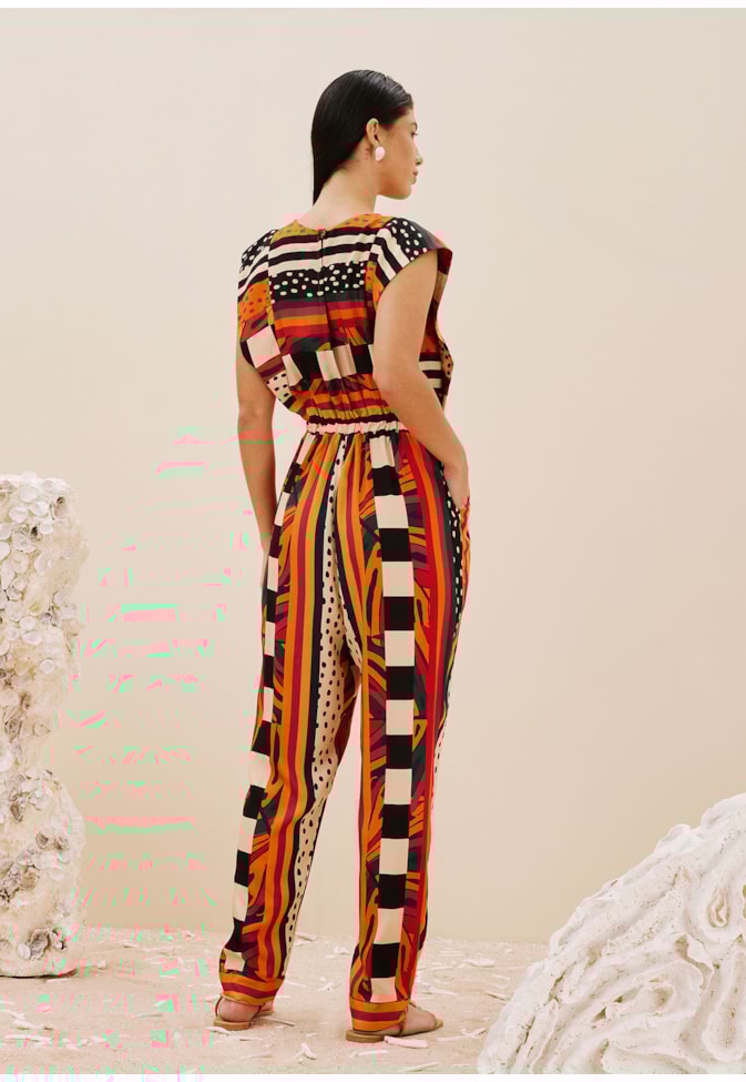 Macacão Cenoura Manga Tee Estampado Terra