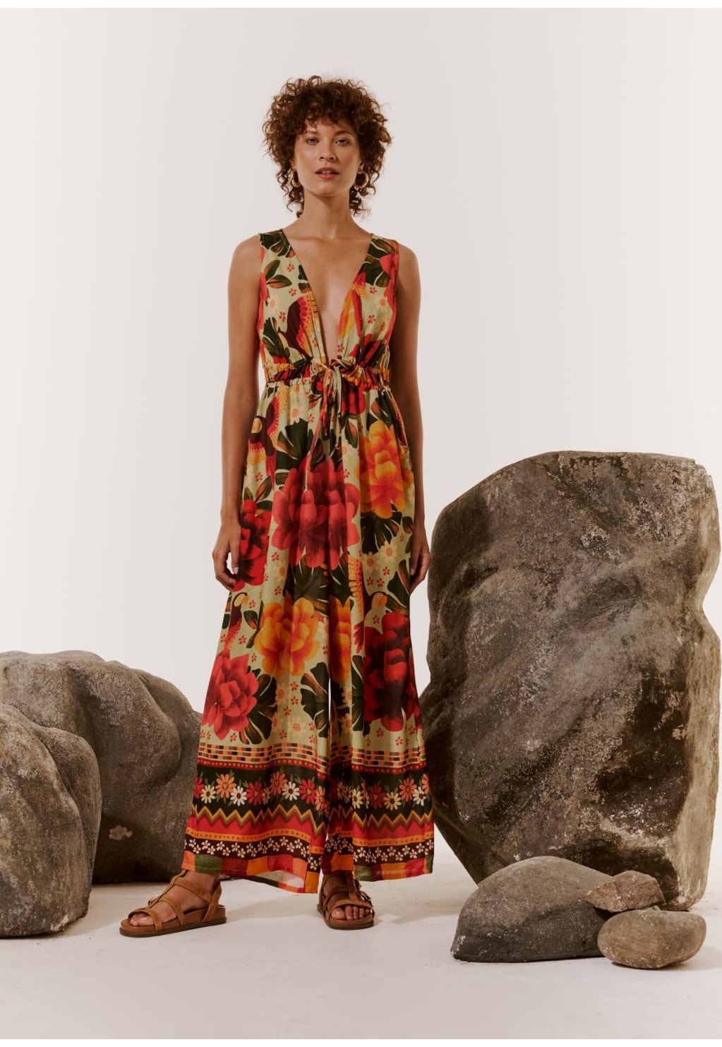 Macacão Decote Profundo Estampado Aroeira