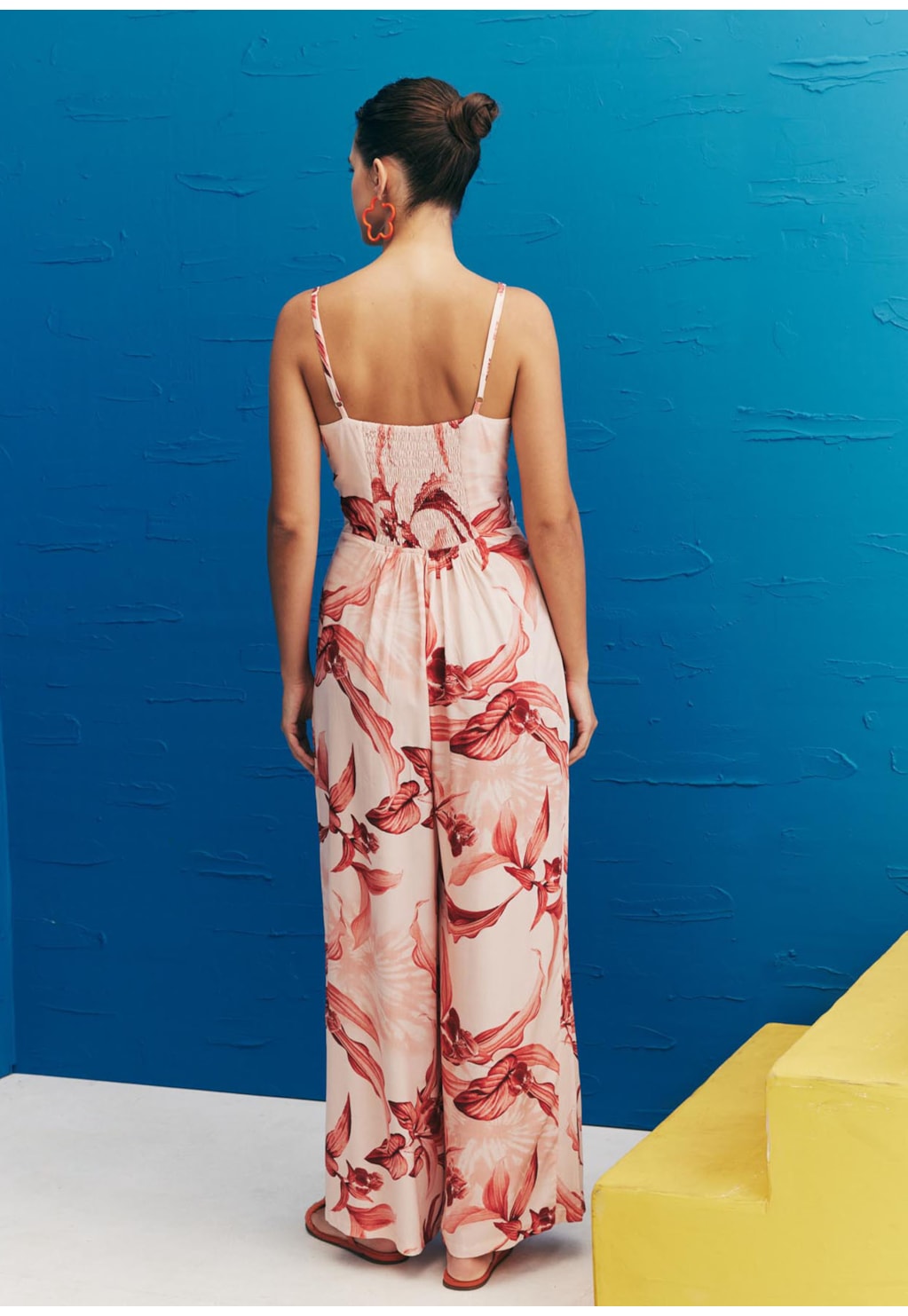 Macacão Decote Profundo Estampado Las Orquideas