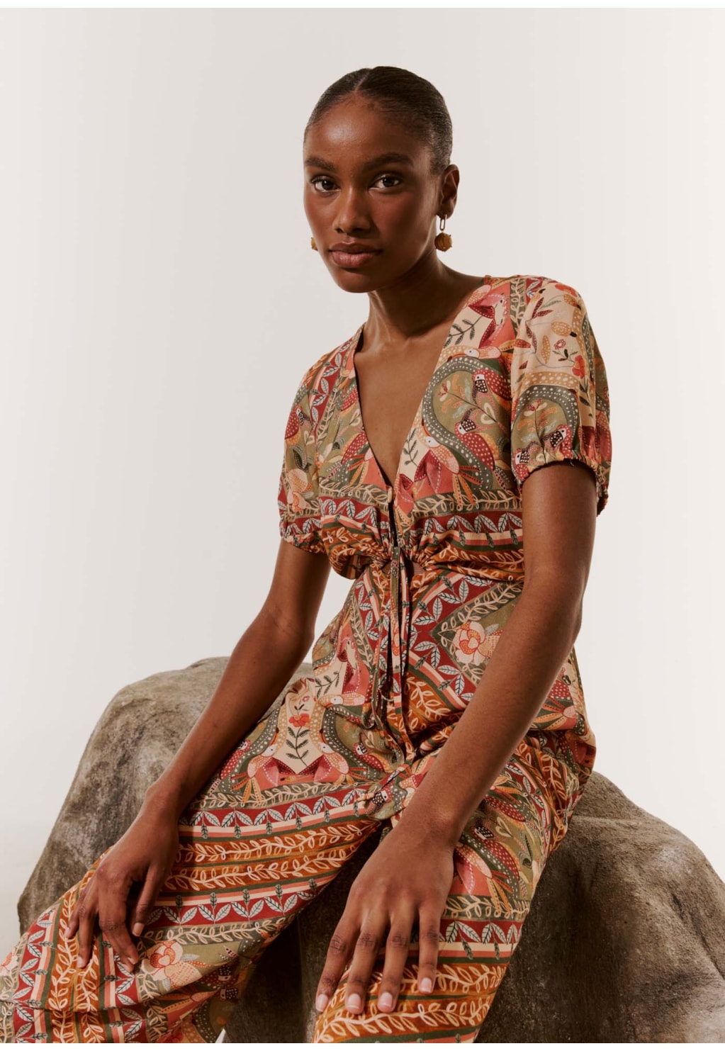 Macacão Decote Profundo Estampado Lenço Ipê