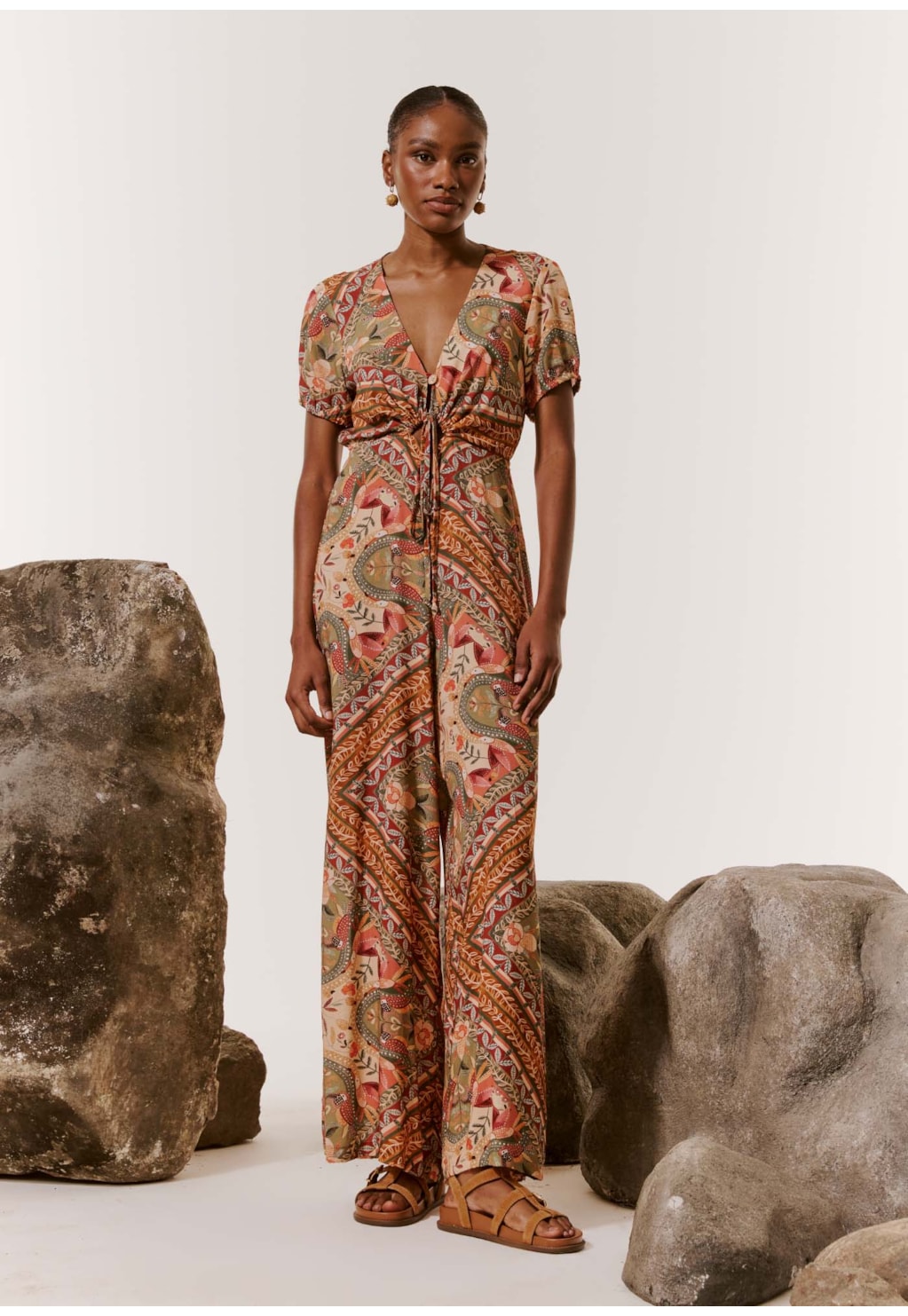 Macacão Decote Profundo Estampado Lenço Ipê