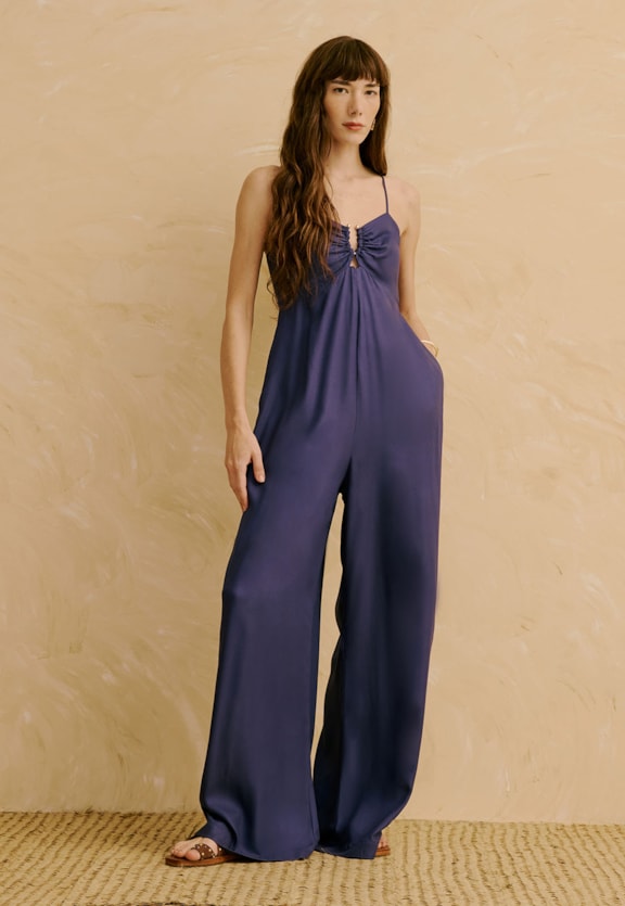 Macacão Liso com Detalhe de Argola no Busto   Vista Frontal