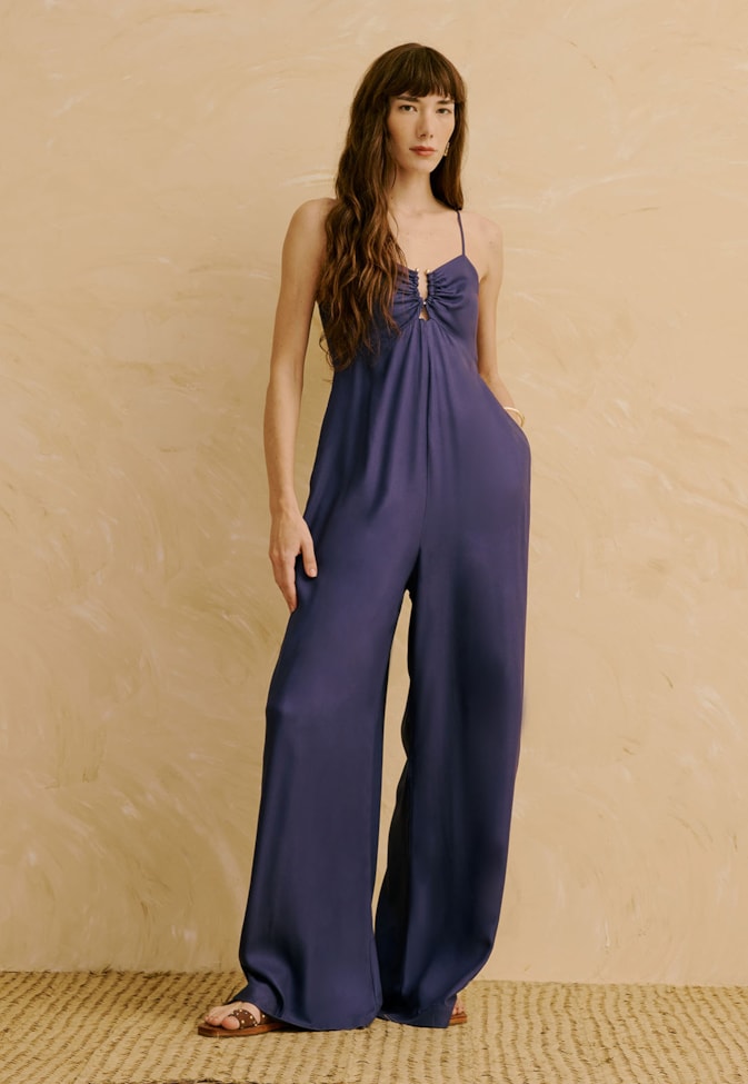 Macacão Liso com Detalhe de Argola no Busto  