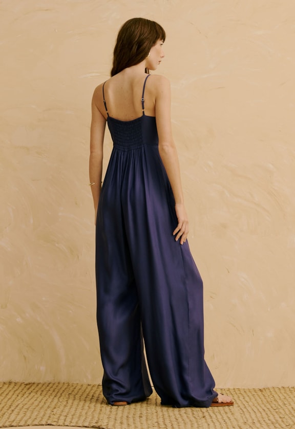 Macacão Liso com Detalhe de Argola no Busto   Vista Traseira