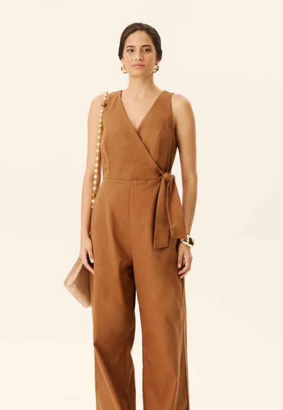 Macacão Nó Faixa Lateral Vista Traseira